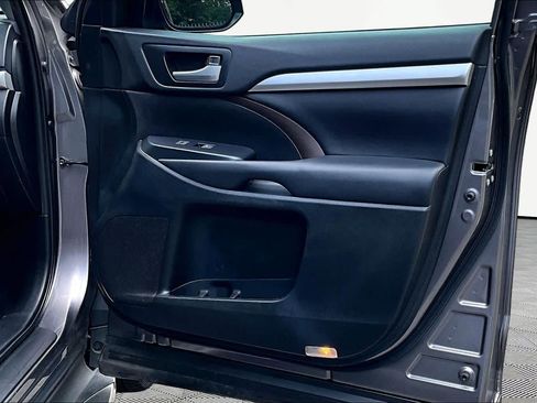 Used 2019 Toyota Highlander XLE FWD image 23