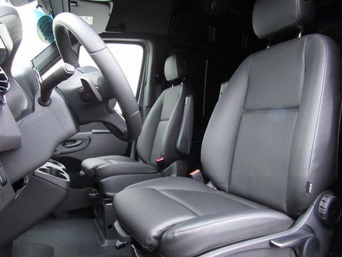 Used 2022 Mercedes-Benz Sprinter 144 Cargo image 10