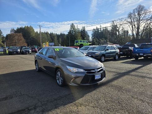 Used 2015 Toyota Camry LE image 3