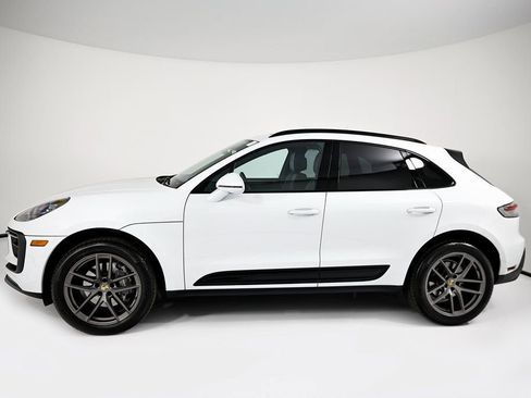 Certified 2025 Porsche Macan image 2