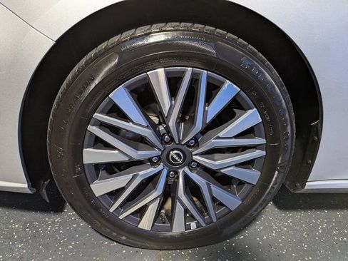 Used 2024 Nissan Altima 2.5 SV FWD image 13