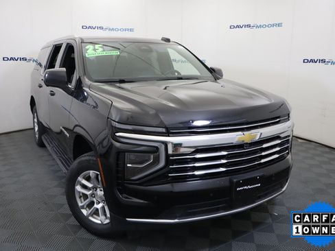 Used 2025 Chevrolet Suburban LT AWD/4WD image 2