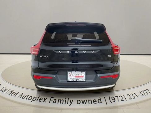 Used 2023 Volvo XC40 B4 Core w/ Convenience Package FWD image 4