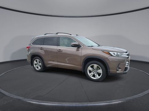 Used 2017 Toyota Highlander Limited image 2