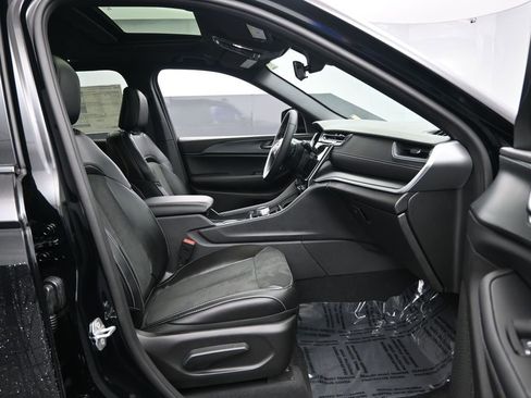 New 2025 Jeep Grand Cherokee Altitude image 26