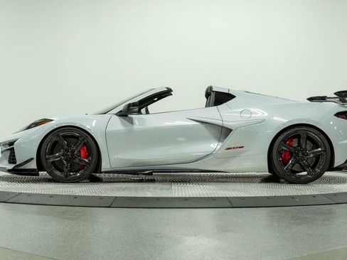Used 2023 Chevrolet Corvette Z06 w/ Z07 Performance Package RWD image 19