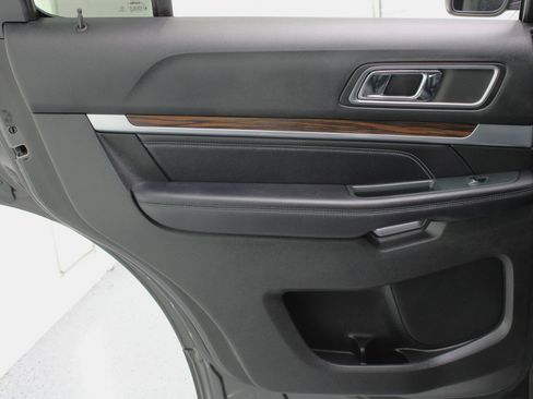 Used 2018 Ford Explorer Limited image 41