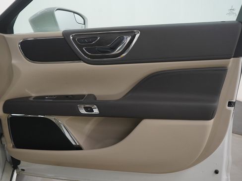 Used 2017 Lincoln Continental Select w/ Climate Package image 9