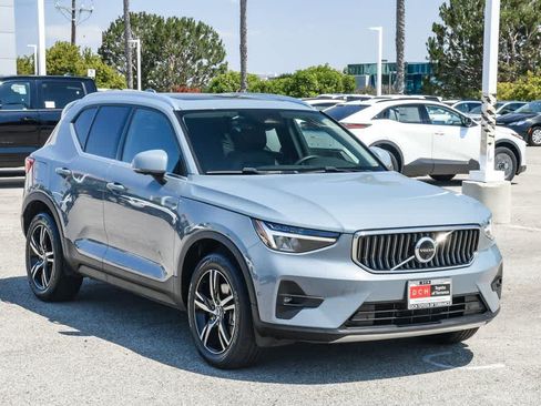 Used 2023 Volvo XC40 B5 Plus AWD/4WD image 3