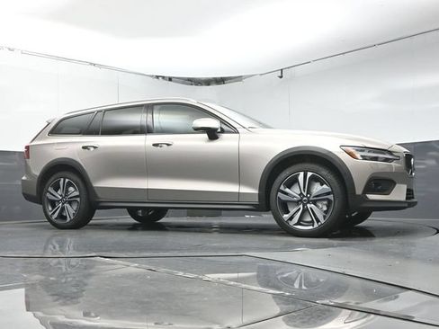 New 2026 Volvo V60 B5 Cross Country Plus w/ Protection Package Premier AWD/4WD image 34