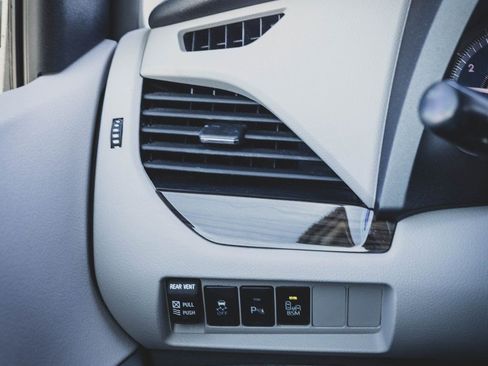 Used 2017 Toyota Sienna XLE Premium image 12