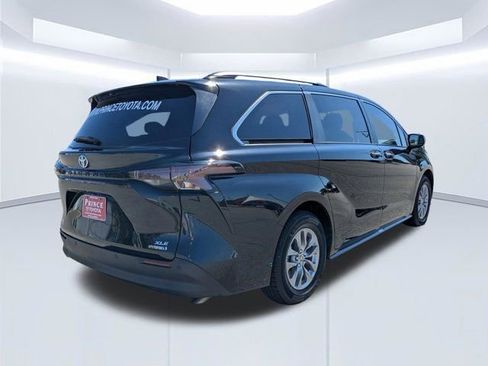 Used 2023 Toyota Sienna XLE FWD image 4