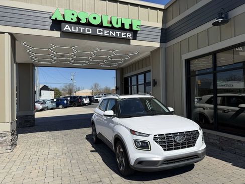 Used 2021 Hyundai Venue SEL w/ Premium Package image 2