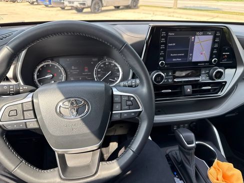 Used 2022 Toyota Highlander XLE AWD/4WD image 18