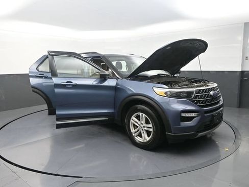 Used 2021 Ford Explorer XLT w/ Equipment Group 202A AWD/4WD image 39