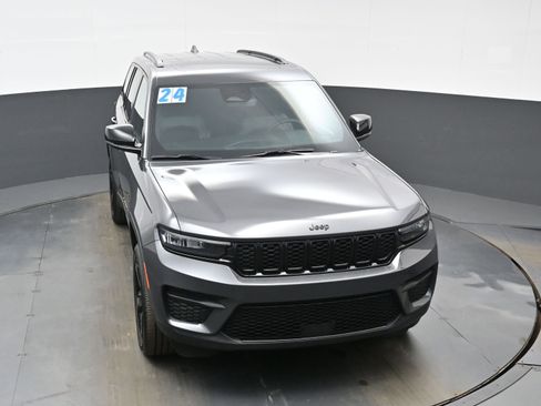 Used 2024 Jeep Grand Cherokee Altitude AWD/4WD image 39