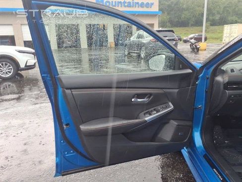 Used 2025 Nissan Sentra SR w/ SR Premium Package FWD image 15