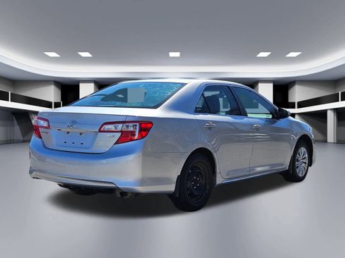 Used 2014 Toyota Camry LE image 5