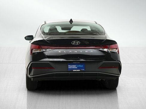 Certified 2025 Hyundai Elantra SE FWD image 4