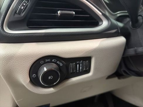 Used 2023 Chrysler Pacifica Touring-L image 21