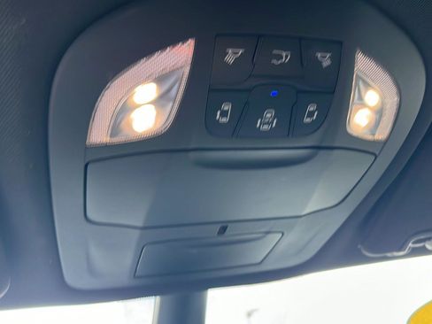 Used 2025 Chrysler Pacifica Select image 17