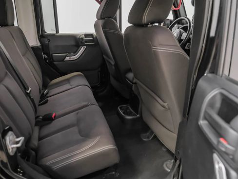 Used 2014 Jeep Wrangler Unlimited Sahara image 28