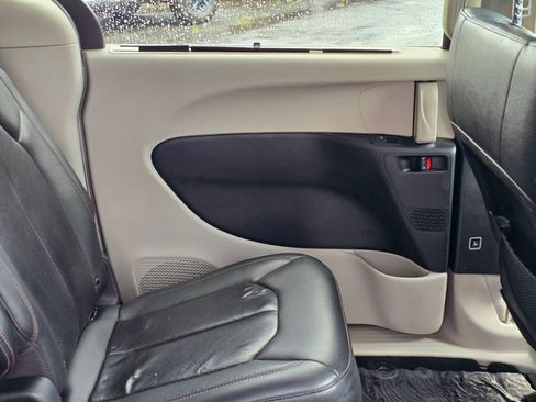 Used 2020 Chrysler Pacifica Touring-L FWD image 46