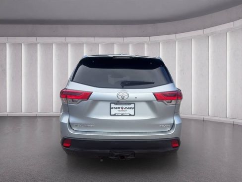 Used 2017 Toyota Highlander SE AWD/4WD image 4