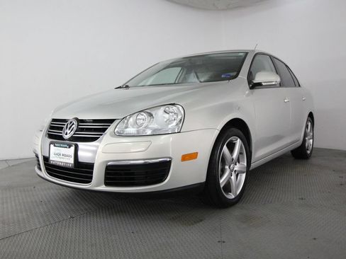 Used 2010 Volkswagen Jetta Limited Edition FWD image 3