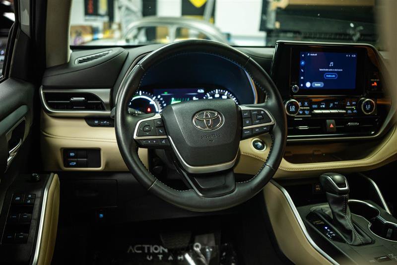 Used 2024 Toyota Highlander XLE AWD/4WD image 16