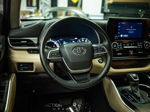 Used 2024 Toyota Highlander XLE AWD/4WD image 16