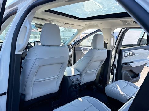 New 2026 Ford Explorer Platinum image 6