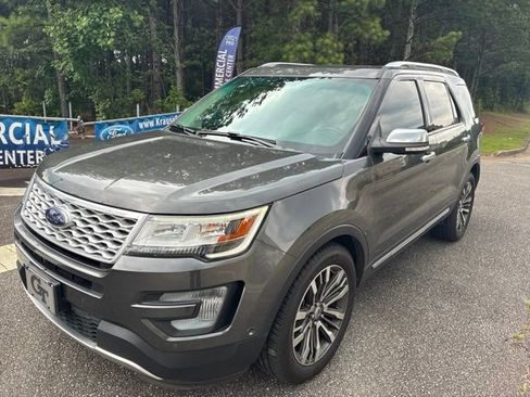 Used 2017 Ford Explorer Platinum AWD/4WD image 3