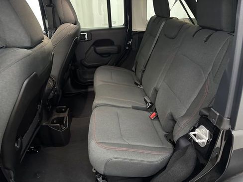 Used 2025 Jeep Wrangler Unlimited Rubicon w/ Technology Group image 5