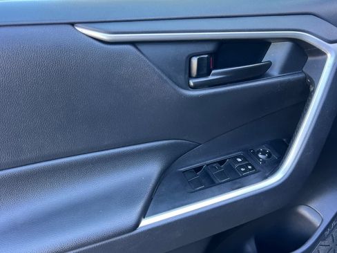 Used 2019 Toyota RAV4 LE FWD image 12