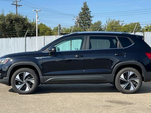 Used 2024 Volkswagen Taos SE w/ Panoramic Sunroof Package AWD/4WD image 2