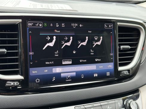Used 2024 Chrysler Pacifica Touring-L FWD image 11