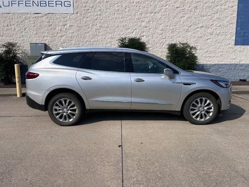 Used 2020 Buick Enclave Essence image 2