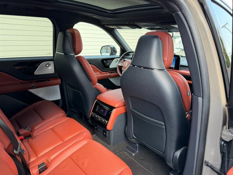 Used 2025 Lincoln Aviator Reserve w/ Equipment Group 201A AWD/4WD image 31