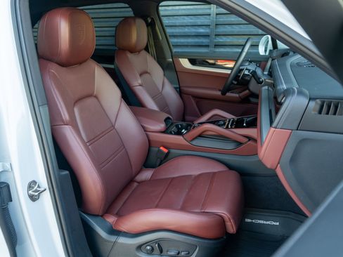 Certified 2024 Porsche Cayenne AWD/4WD image 37