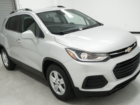 Used 2019 Chevrolet Trax LT w/ LT Convenience Package FWD image 3