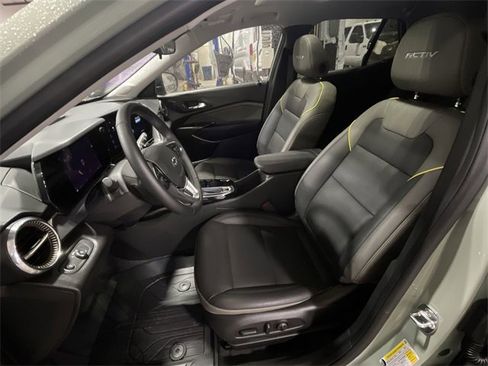 Used 2025 Chevrolet Trax ACTIV w/ Sunroof Package image 17