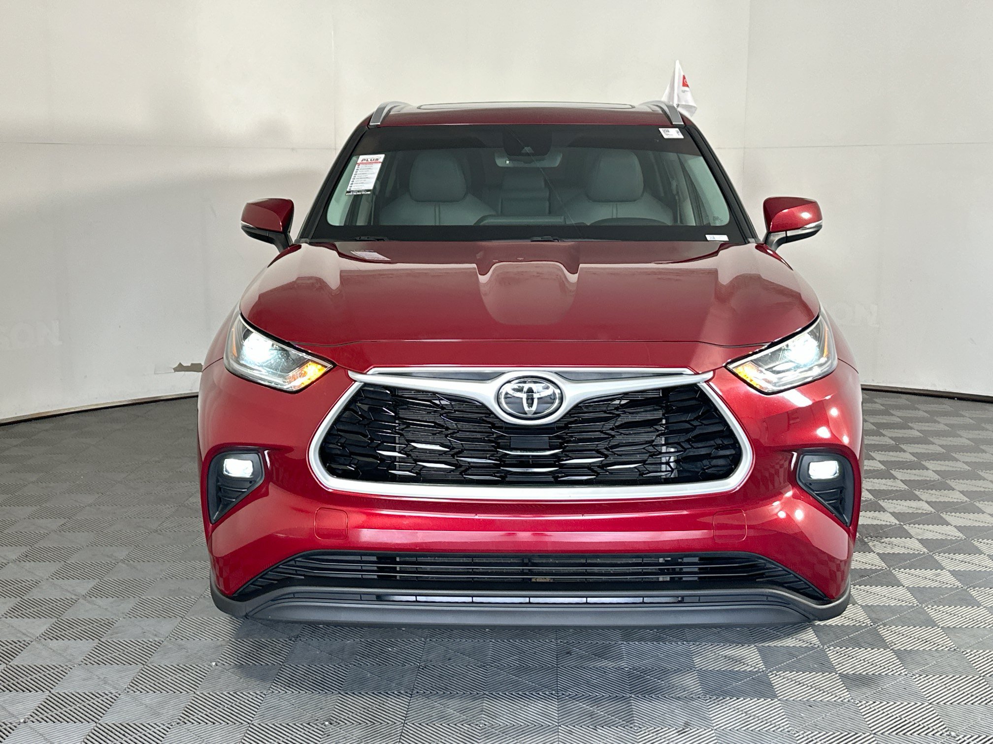 Used 2021 Toyota Highlander XLE AWD/4WD image 8