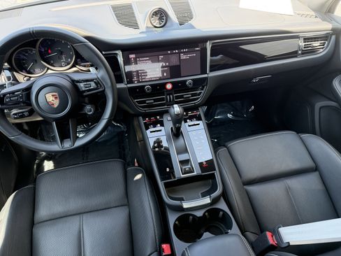 Certified 2025 Porsche Macan AWD/4WD image 17
