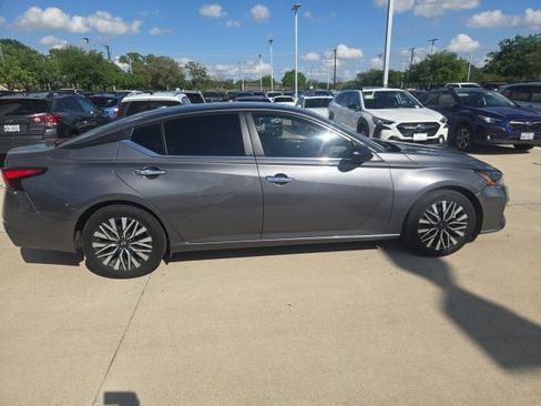 Used 2024 Nissan Altima 2.5 SV image 2