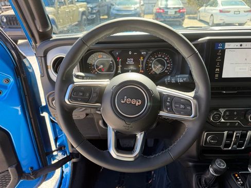 Used 2025 Jeep Wrangler Sahara image 16