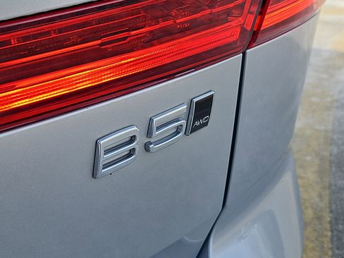 Used 2023 Volvo XC60 B5 Plus w/ Climate Package image 5