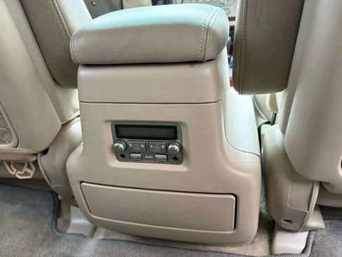 Used 2006 Toyota Land Cruiser Sport Utility 4D image 16