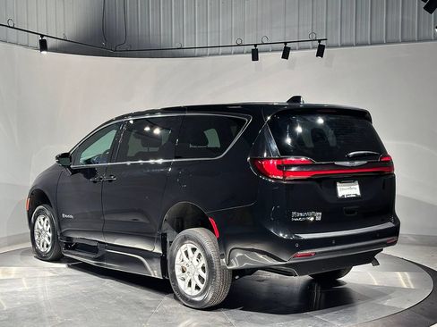 Used 2025 Chrysler Pacifica Select FWD image 9
