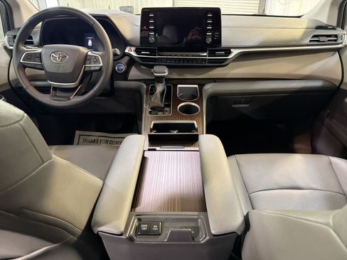 Used 2023 Toyota Sienna XLE image 22